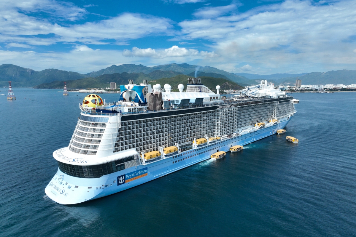Luxurious cruise ship brings around 4,000 foreign tourists to Vietnam